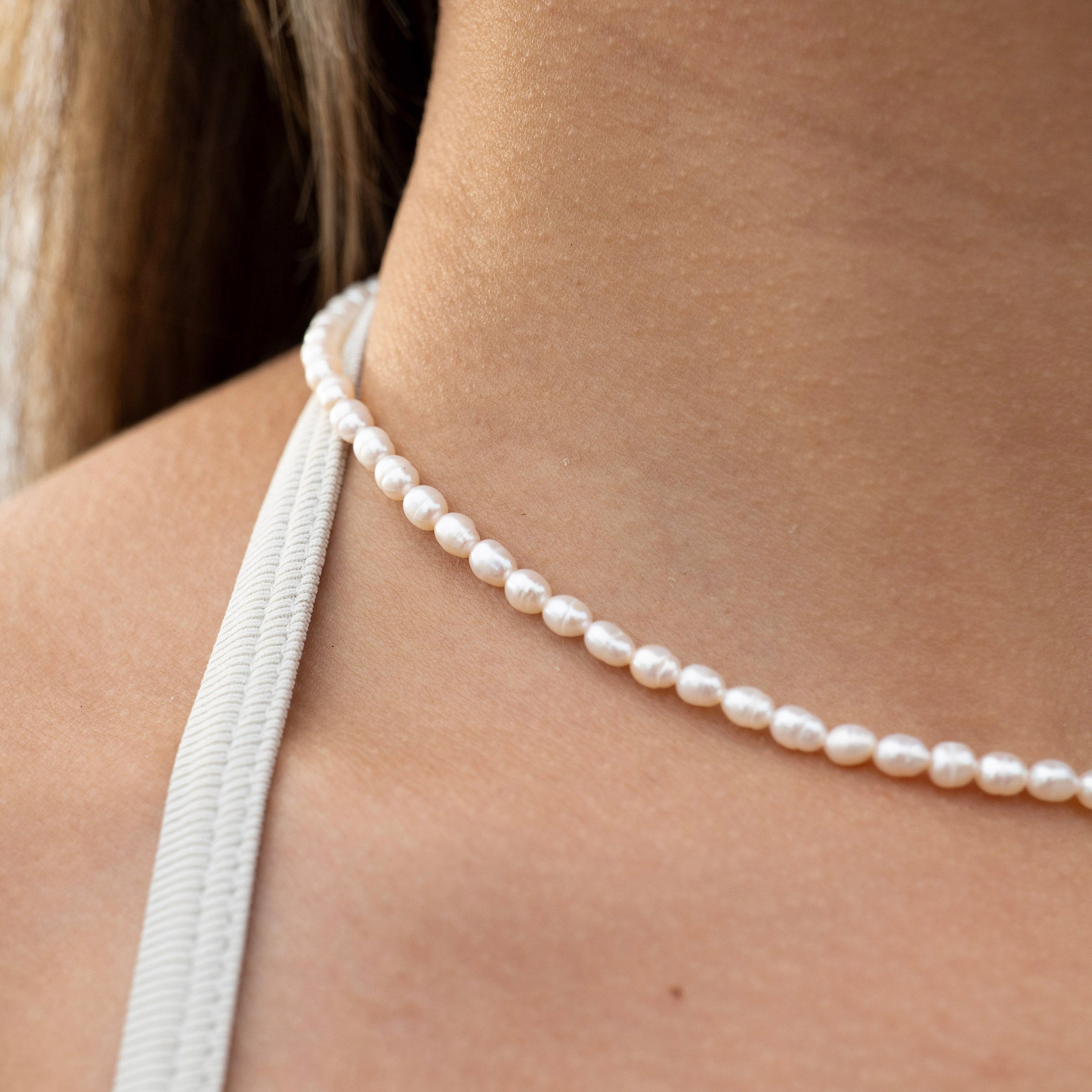 Classic pearl choker necklace with extender chain