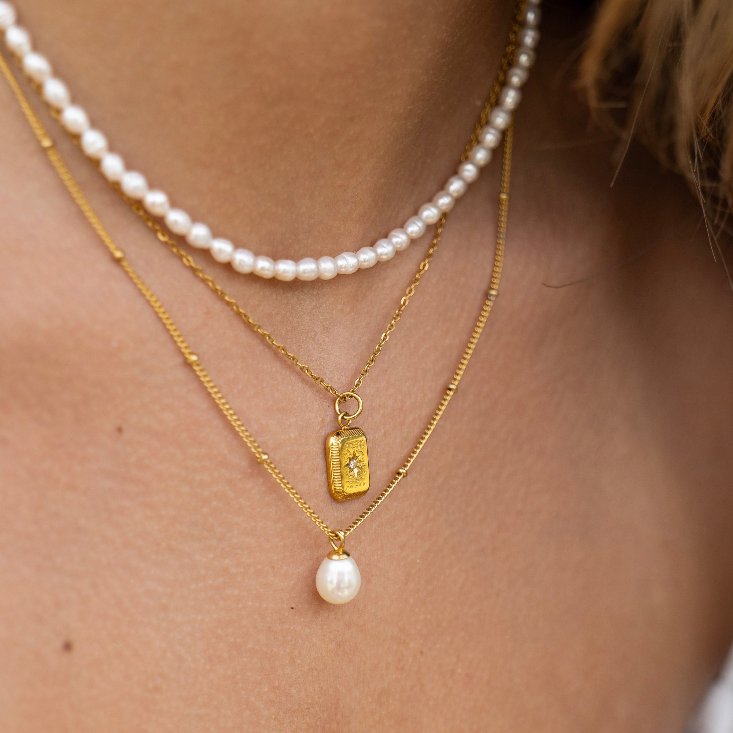 Classic pearl choker necklace with extender chain