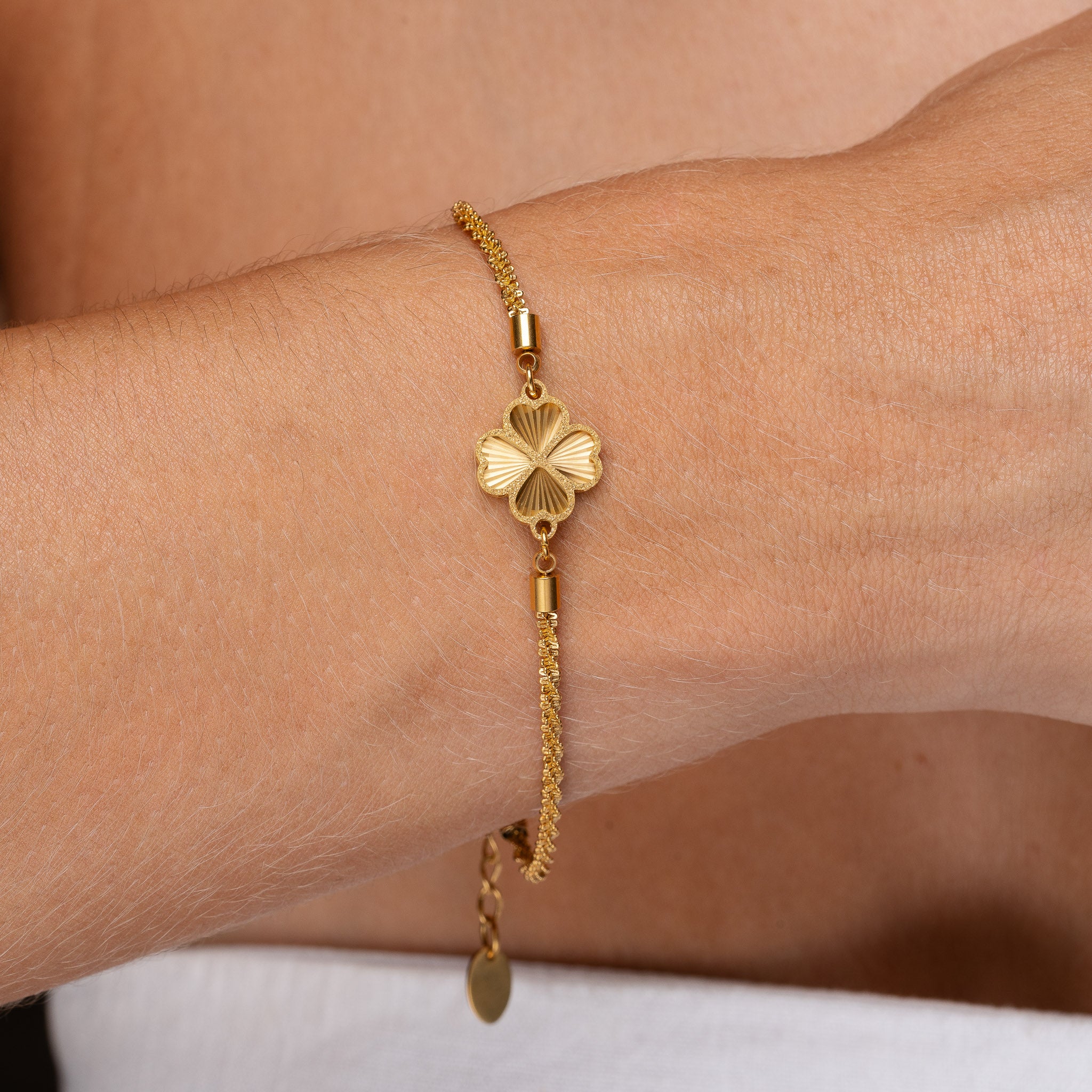 Aurelia gold clover charm bracelet – Maevi jewellery