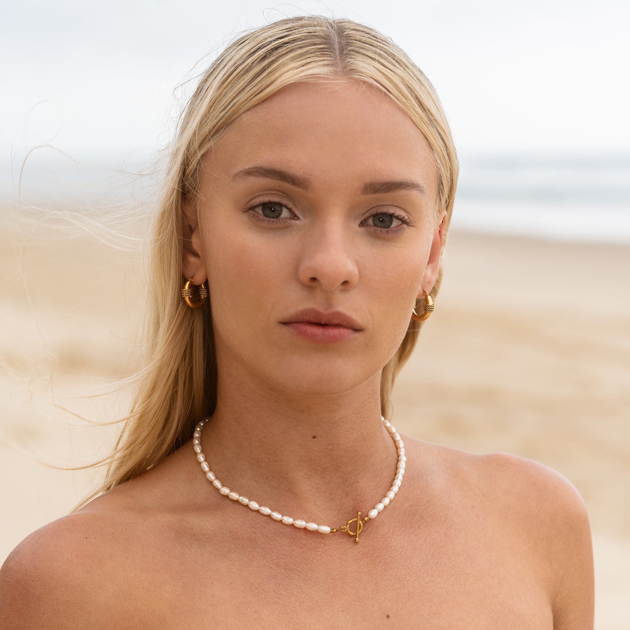 Pearl choker with gold toggle clasp – Maevi