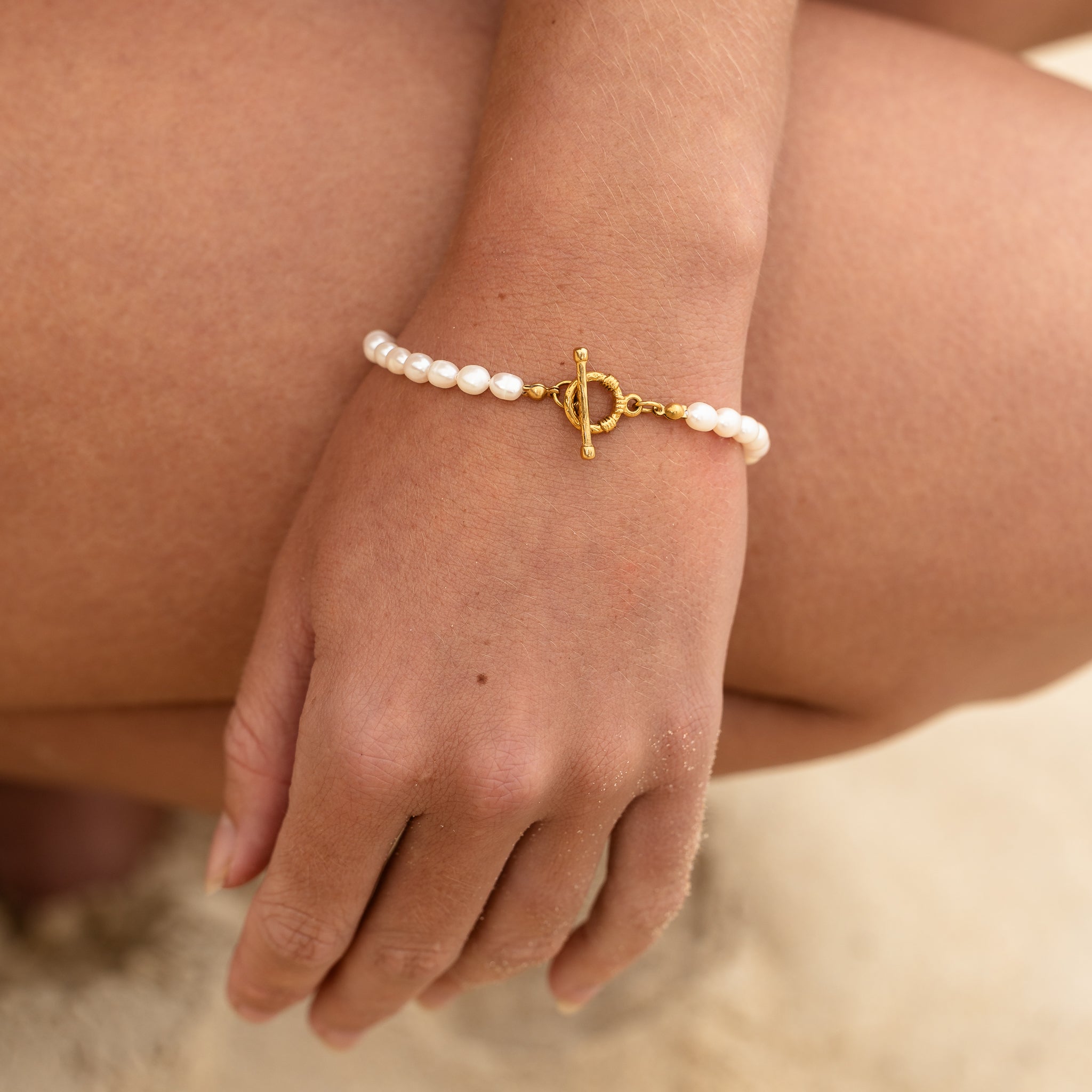 Elysian Pearl Bracelet with gold toggle – Maevi jewellery
