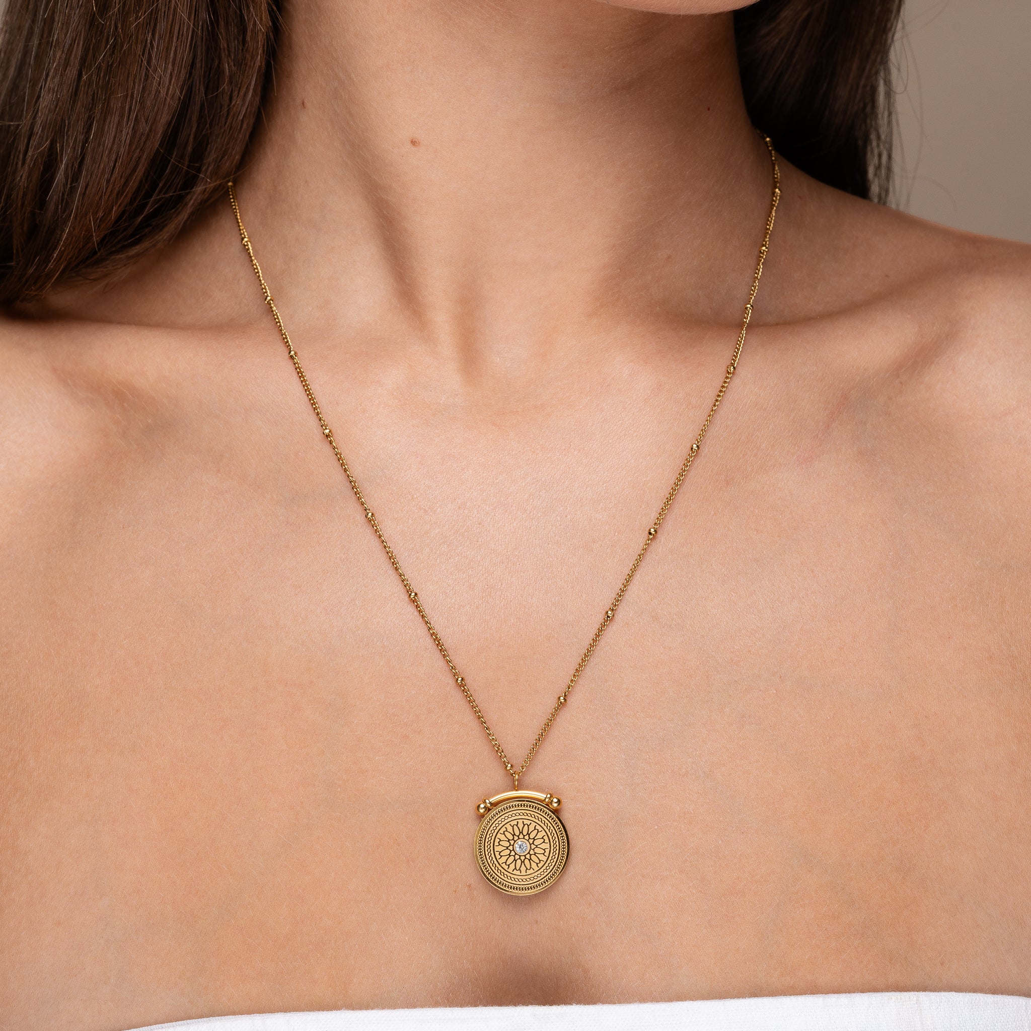 Seren gold pendant necklace – Maevi jewellery