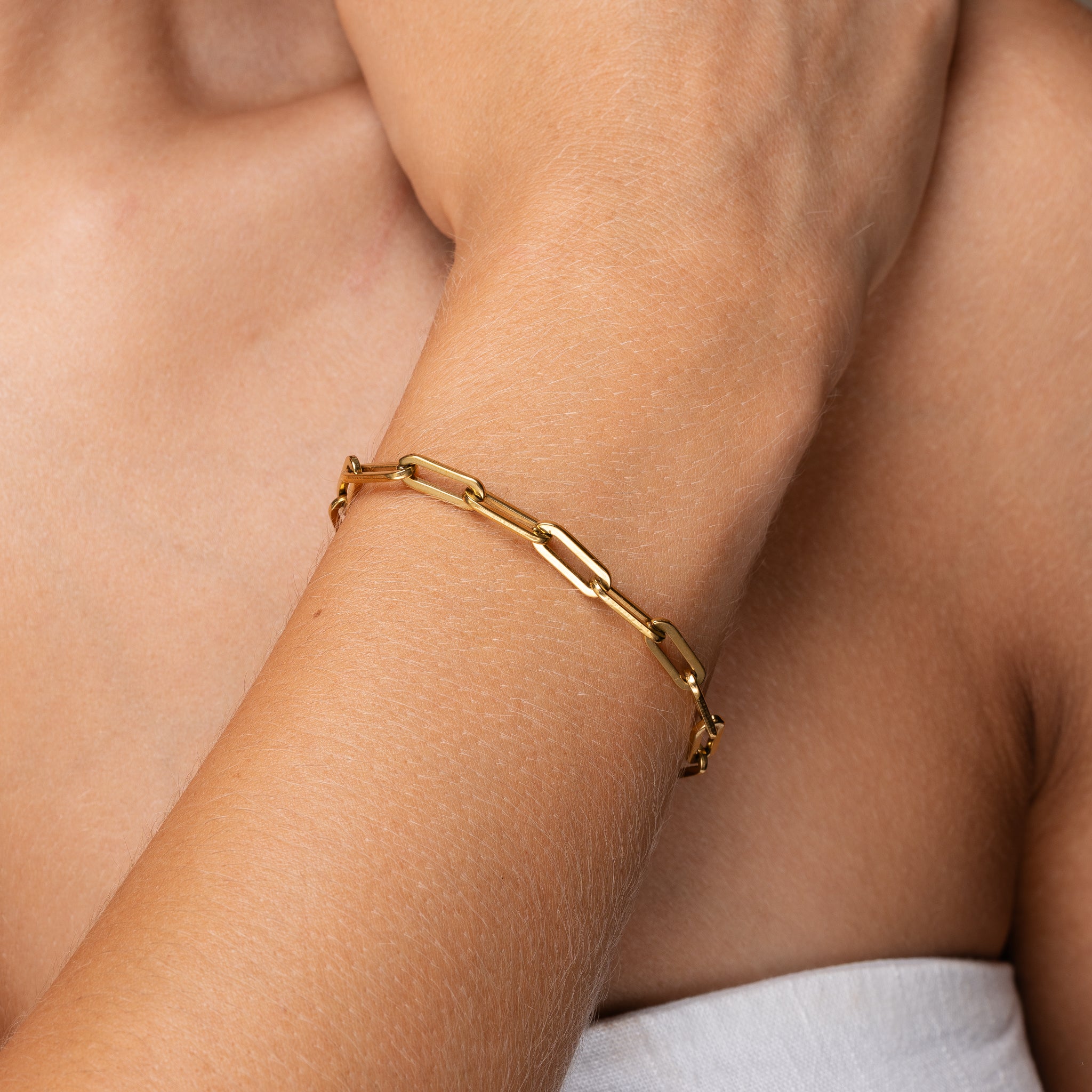 Thalassa Bracelet lifestyle shot – hypoallergenic gold