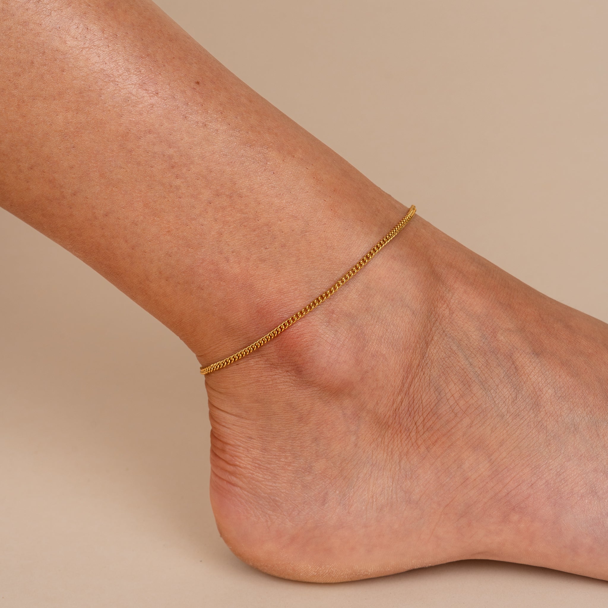 Minimalist 18K gold waterproof chain anklet on model — Maevi Jewellery